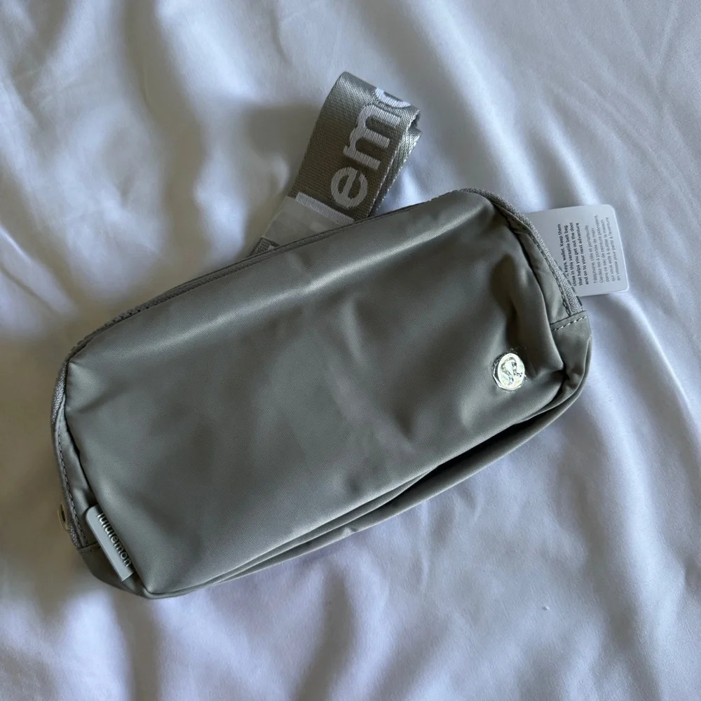🆕🤍 Lululemon Everywhere Belt Bag - Silver Drop White Wordmark